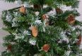 Umělý vánoční stromek se šiškami, 1,5 m