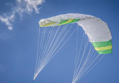 Létající kite 200 x 70 cm zeleno - bílý