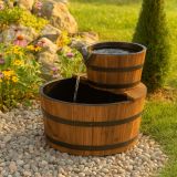 Zahradní kašna se dvěma dřevěnými vědry, světlé dřevo