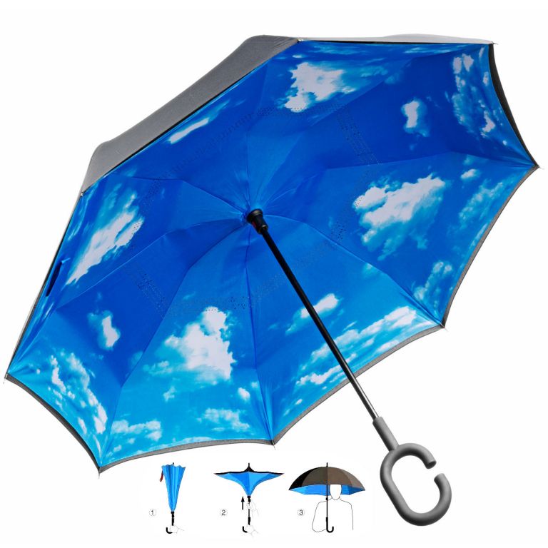 Obrácený deštník s potiskem oblohy a praktickou rukojetí