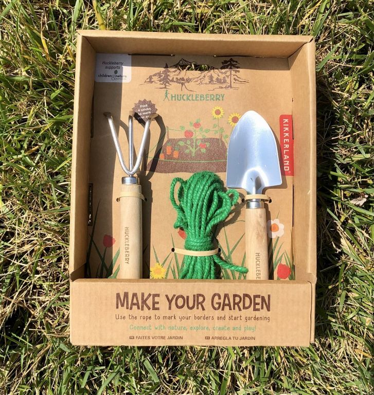 Zahradní nástroje – lopata, rýč a lano