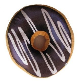 Polštář donut 3D - tmavě hnědý s bílou polevou Polštář donut 3D - tmavě hnědý s bílou polevou