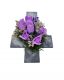 Kříž s umělou květinou ve fialové barvě, 40 x 26 x 17 cm