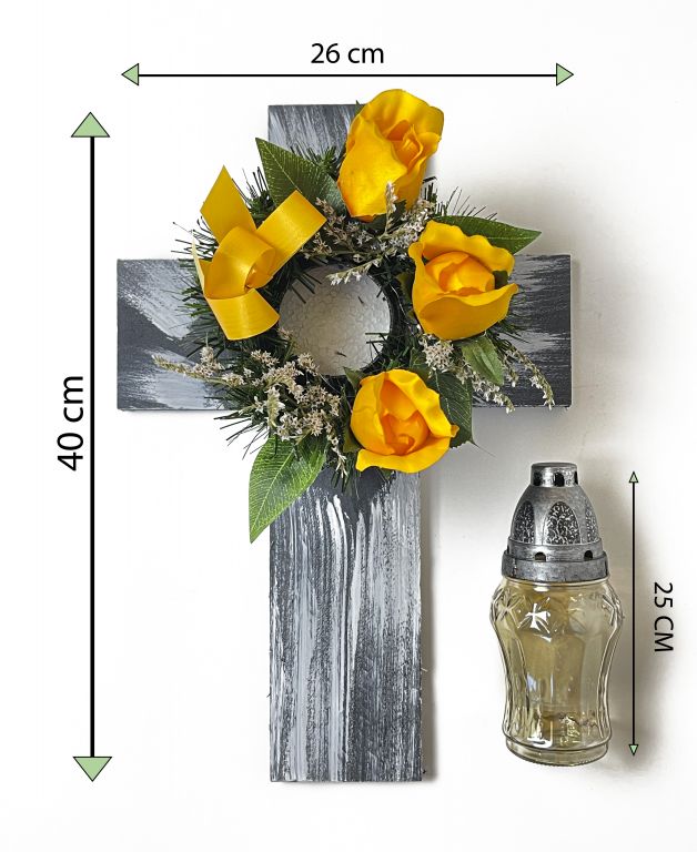 Kříž se svíčkou a umělou květinou ve žluté barvě