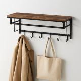 Věšák na zeď s policí, tyčí a háčky industriální styl, 66 cm